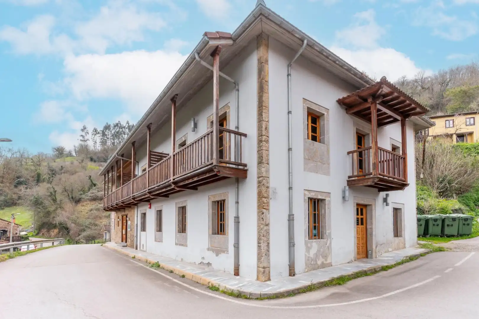 Vista exterior de Finca rústica en venda en Lena amb Jardí privat, Traster i Balcó
