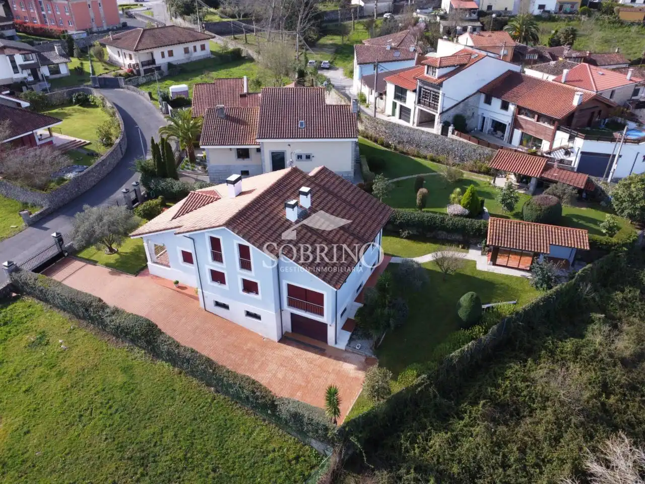 Vista exterior de Casa o xalet en venda en Llanes amb Calefacció, Jardí privat i Terrassa