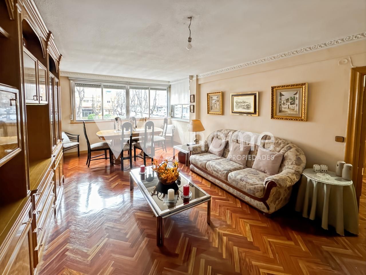 Living room of Flat for sale in  Madrid Capital  with Heating, Parquet flooring and Balcony