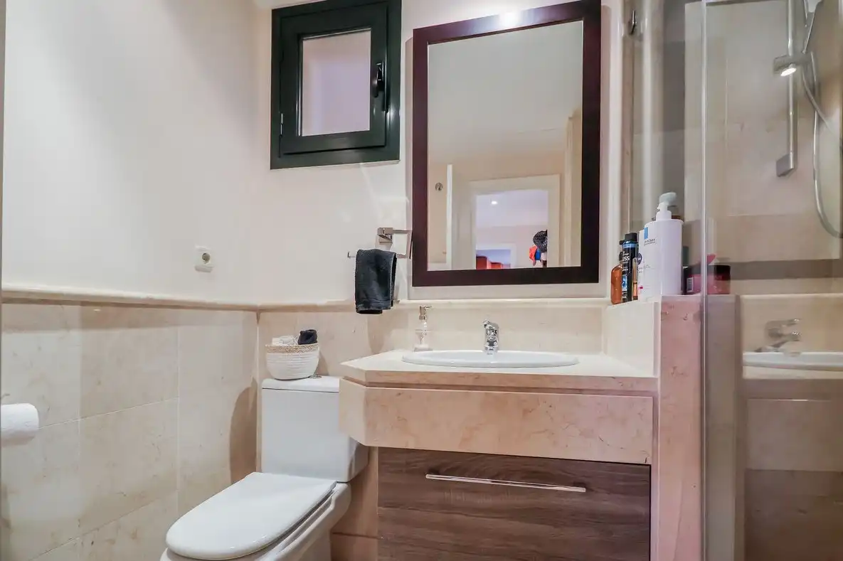 Baño de Apartamento en venta en Benahavís con Aire acondicionado, Calefacción y Jardín privado