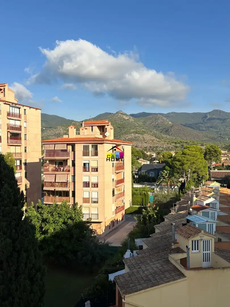 Vista exterior de Apartament en venda en Benicasim / Benicàssim amb Aire condicionat, Jardí privat i Moblat