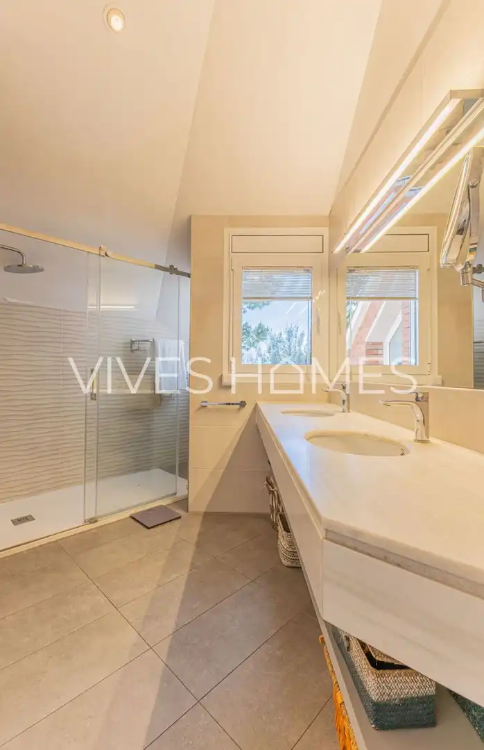 Bathroom of Houses for sale in Sant Vicenç de Montalt  with Air Conditioner, Heating and Private garden