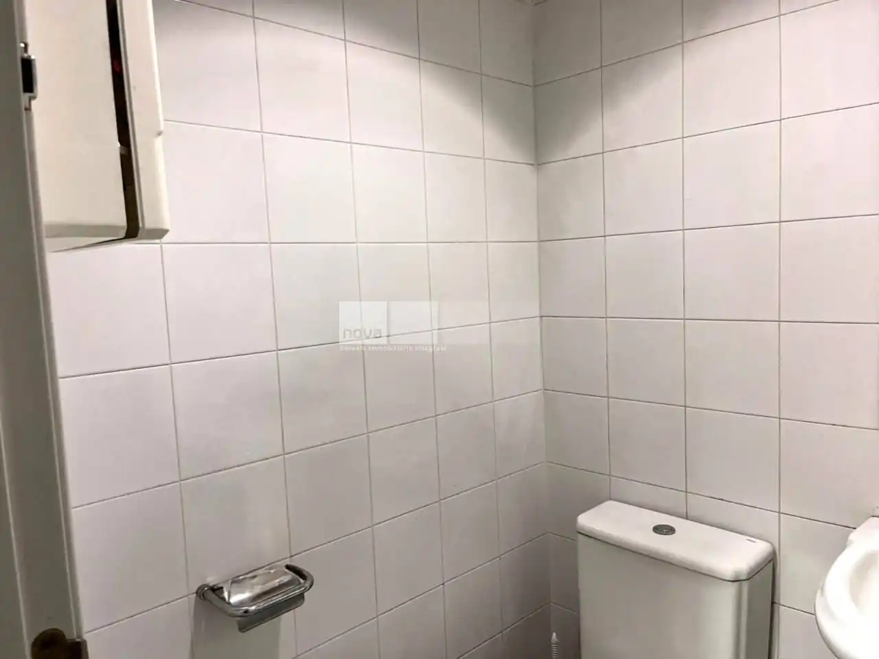 Badezimmer von Geschaftsraum zur Miete in Tona