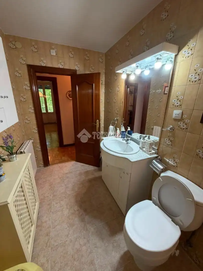 Bathroom of Flat for sale in Madrid