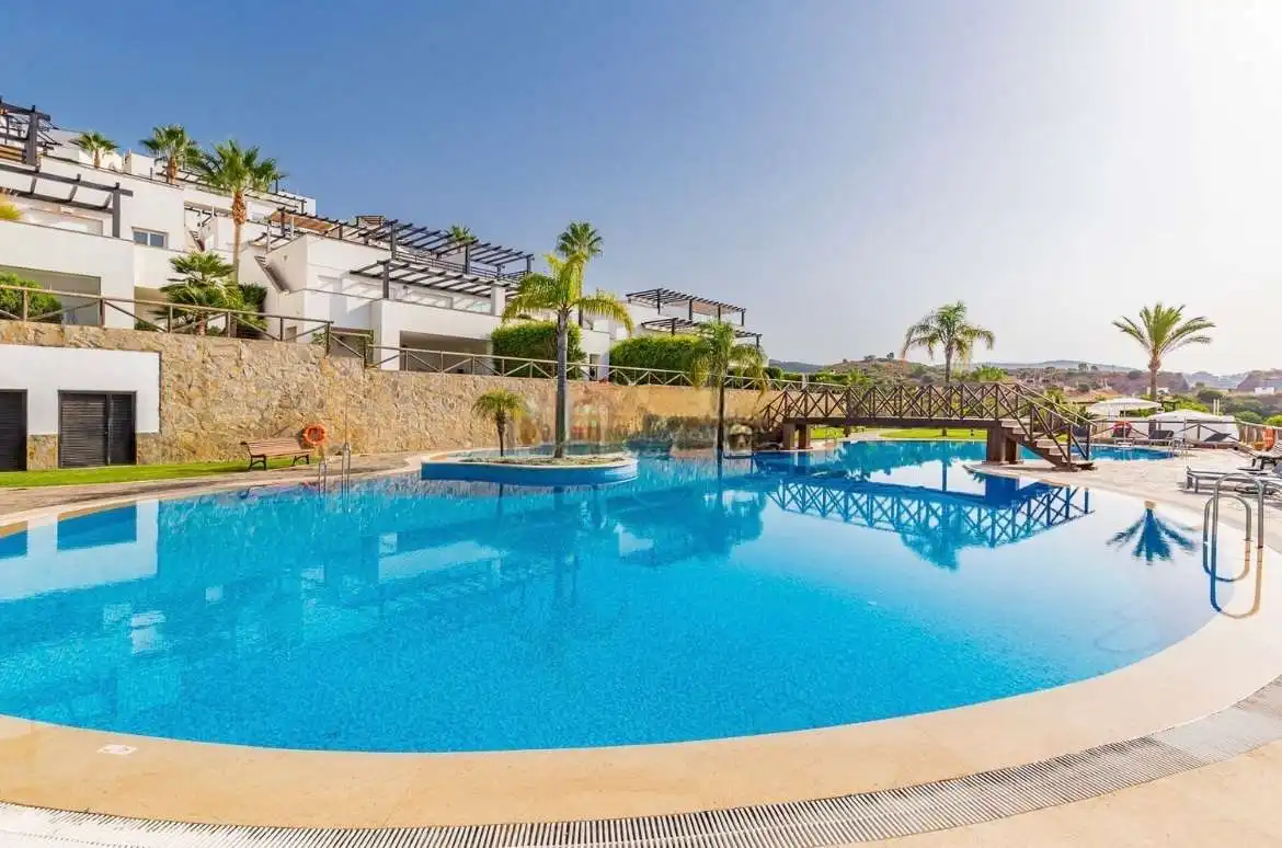 Piscina de Casa adosada de alquiler en Marbella con Aire acondicionado, Calefacción y Jardín privado