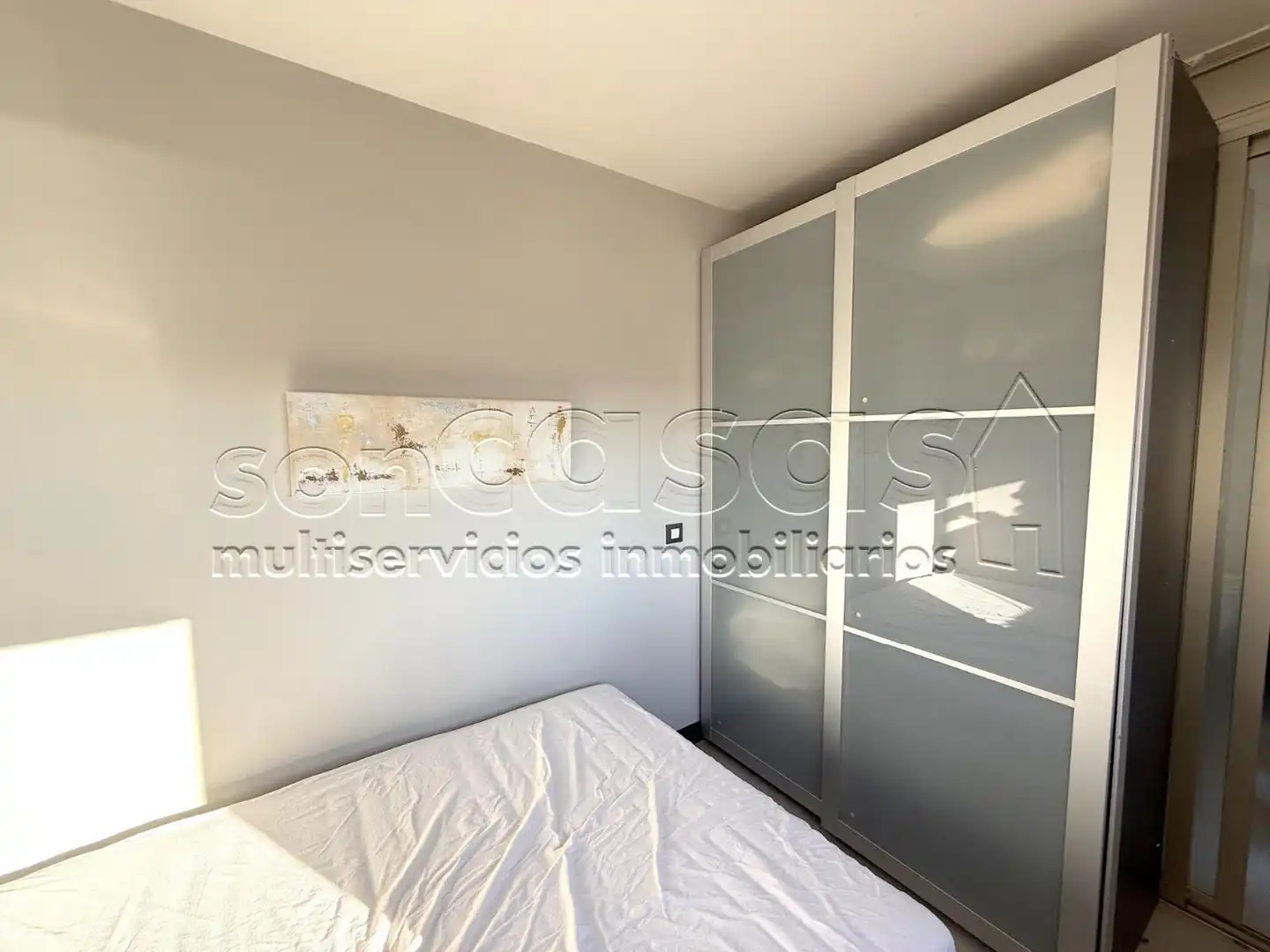 Schlafzimmer von Dachboden zur Miete in Madrid mit Klimaanlage, Heizung und Terrasse