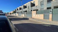 Vista exterior de Casa adosada en venda en Valdemoro amb Jardí privat, Terrassa i Traster