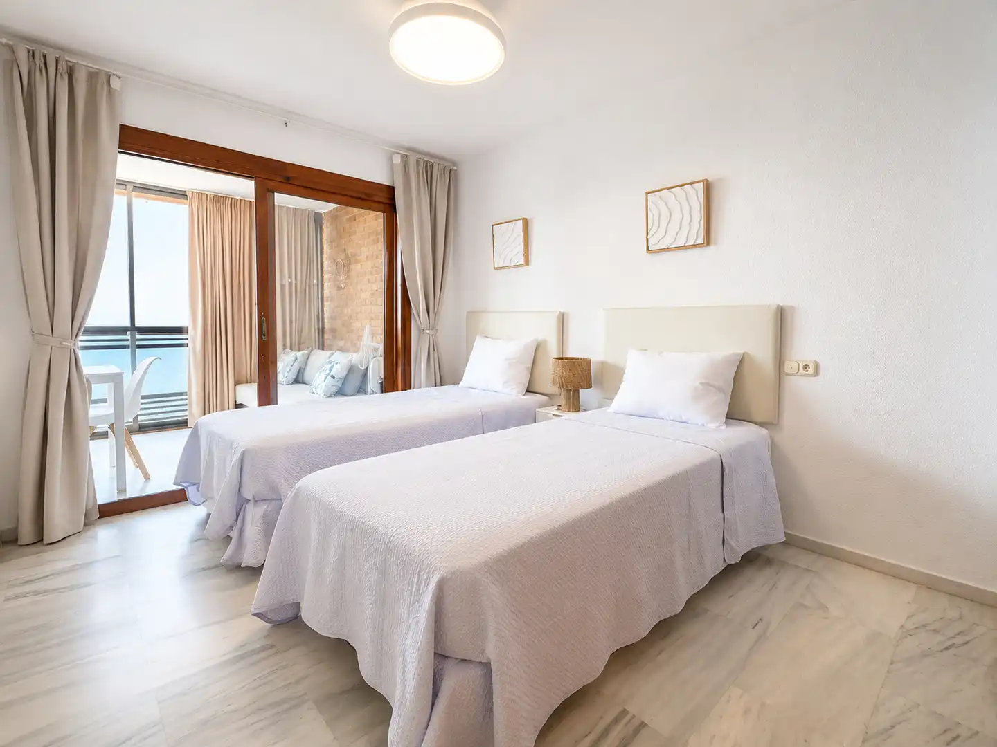 Dormitori de Apartament de lloguer en Benidorm amb Aire condicionat, Terrassa i Moblat