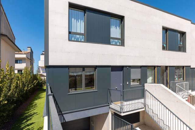 Casa-adosada en Venta en Paseo Cierzo en Berrioplano - Berriosuso