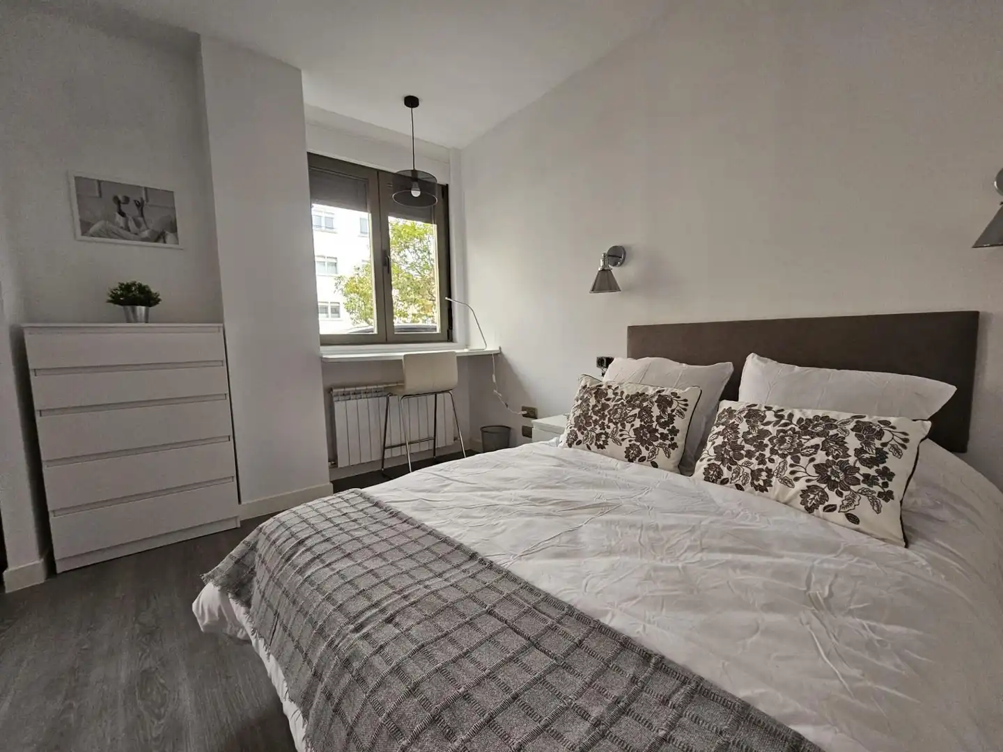 Schlafzimmer von Erdgeschoss zur Miete in Salamanca mit Klimaanlage, Heizung und Möbliert