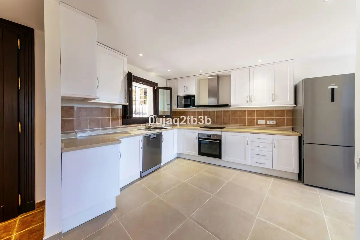 Cocina de Casa adosada de alquiler en Estepona con Aire acondicionado, Jardín privado y Terraza