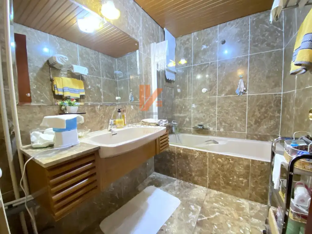 Baño de Piso en venta en Santiago de Compostela  con Calefacción y Horno