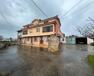 Vista exterior de Casa adosada en venda en Santa Cruz de Bezana amb Calefacció, Jardí privat i Terrassa