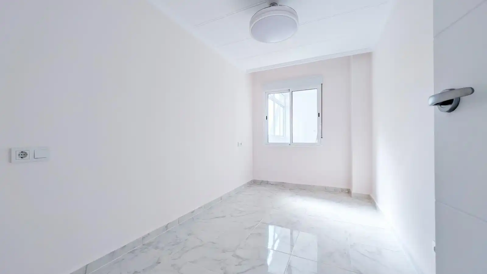 Dormitori de Àtic de lloguer amb opció a compra en Torrevieja amb Aire condicionat, Calefacció i Terrassa