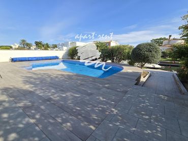 Casa amb balcó en venda a Cap Ras