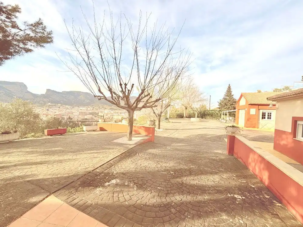 Casa amb piscina en venda a Centre - Zona Alta