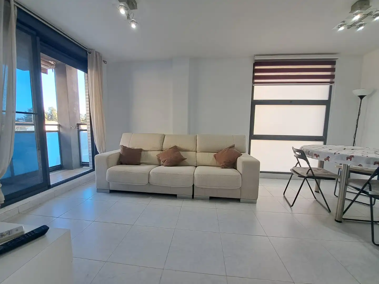 Sala d'estar de Apartament en venda en Moncofa amb Aire condicionat, Terrassa i Moblat