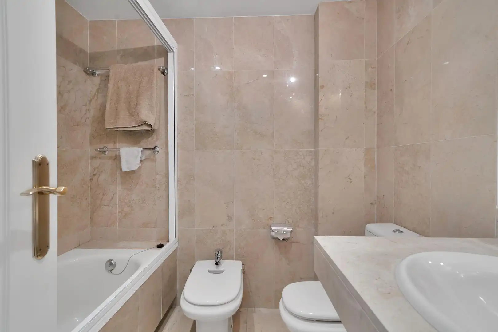 Baño de Apartamento de alquiler en Marbella con Aire acondicionado, Jardín privado y Terraza