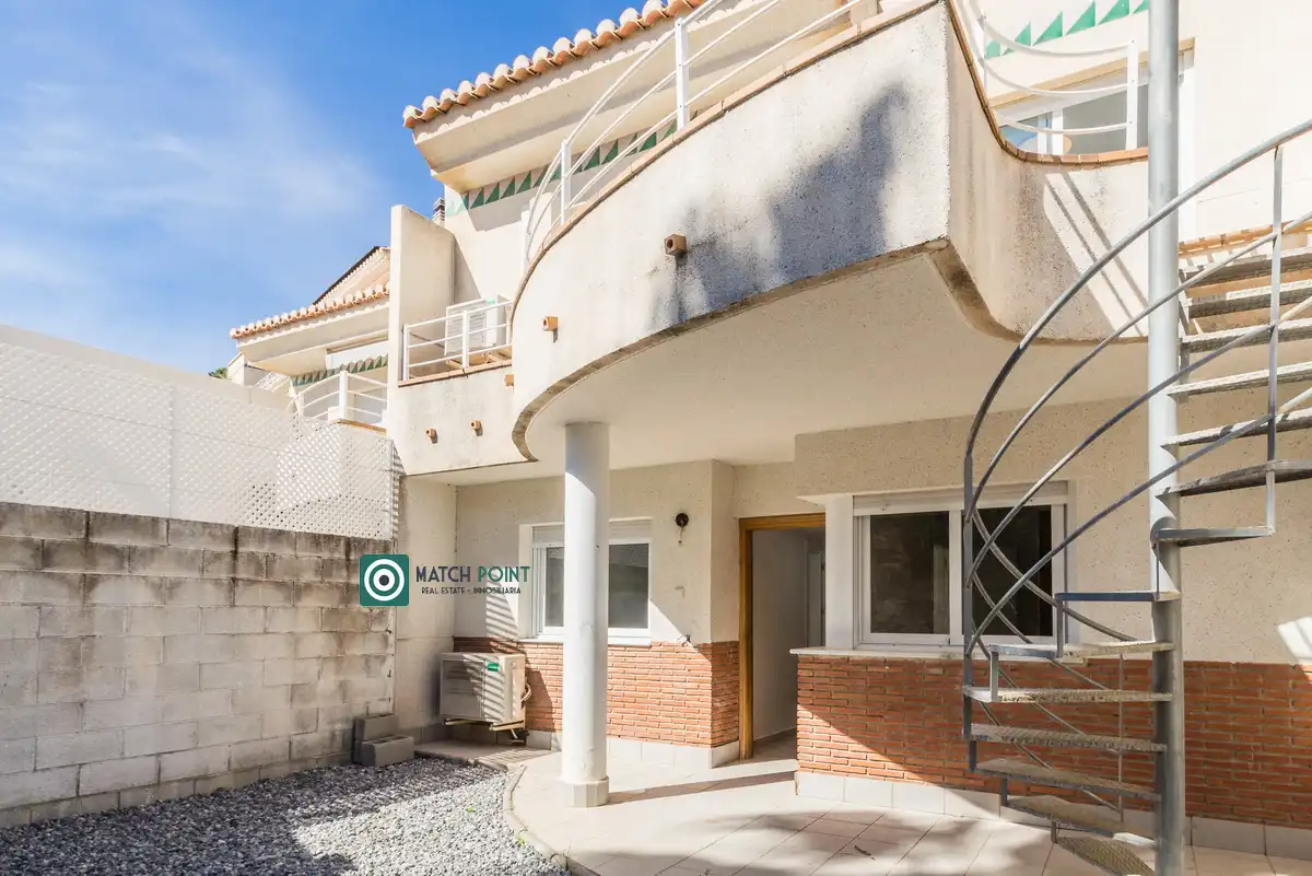Außenansicht von Einfamilien-Reihenhaus zum Verkauf in Almuñécar