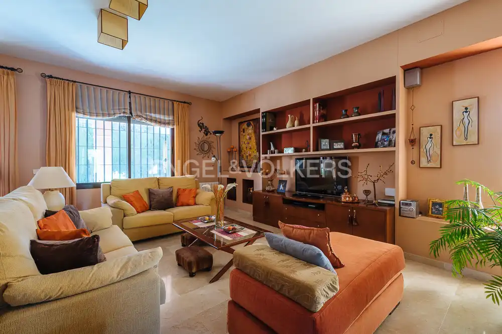 Sala de estar de Casa o chalet en venta en Bormujos con Aire acondicionado, Calefacción y Jardín privado