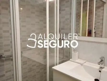 Baño de Piso de alquiler en Culleredo con Calefacción, Terraza y Trastero