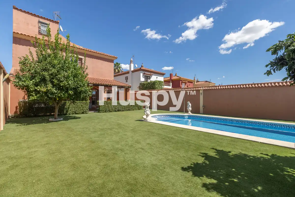 Chalet con balcón en venta en Calle Torre del Oro, imagen 2