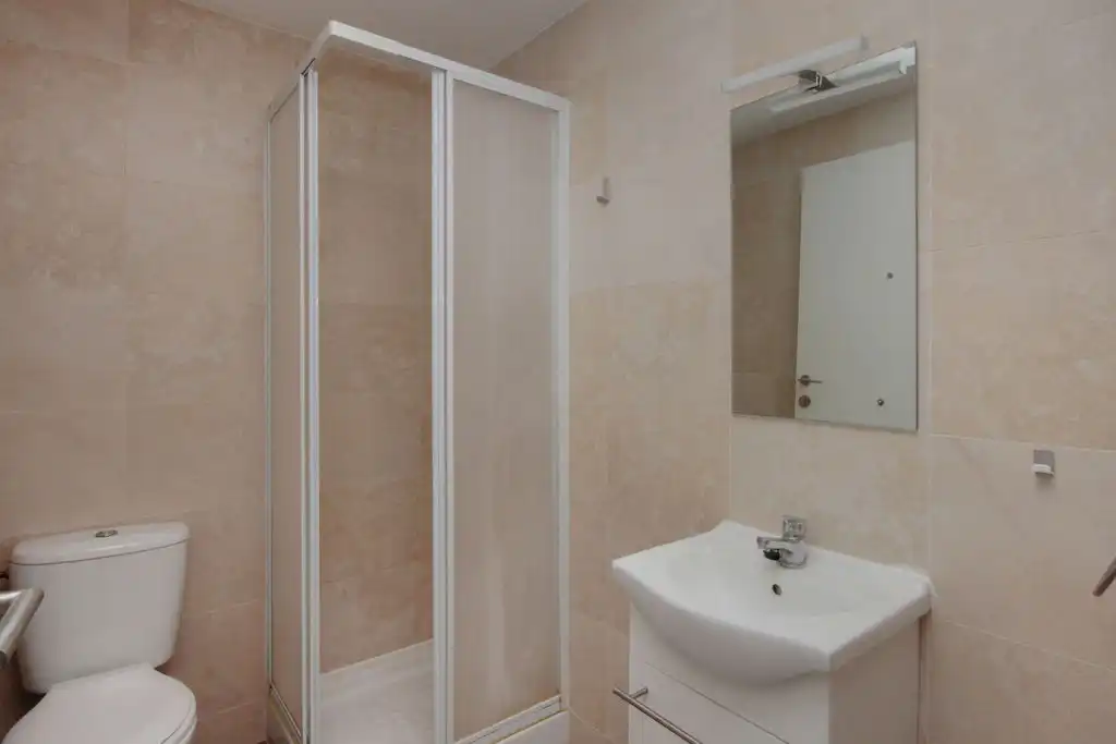 Badezimmer von Wohnung zum Verkauf in Badalona mit Parkett