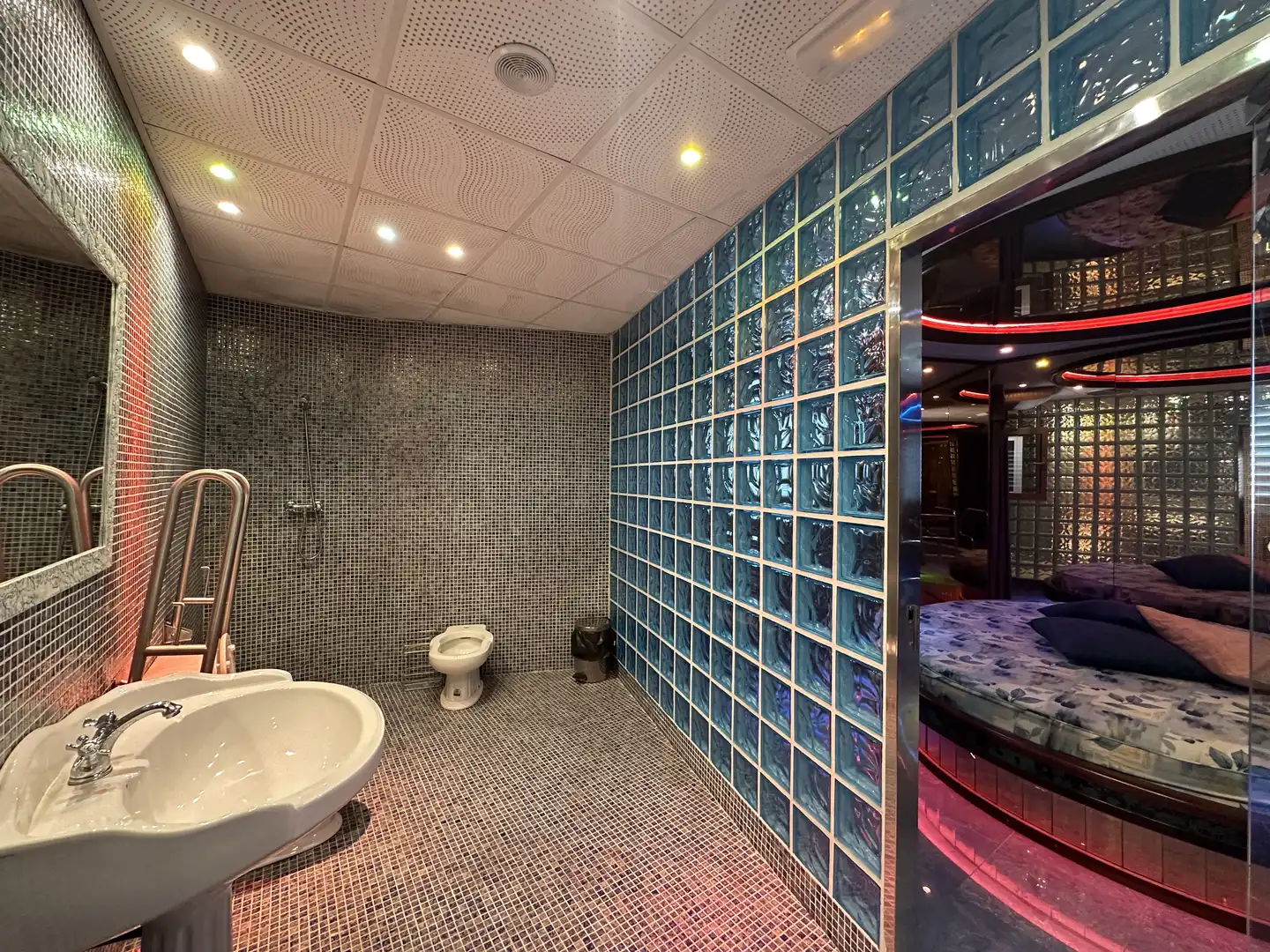 Baño de Local en venta en Medinyà con Aire acondicionado