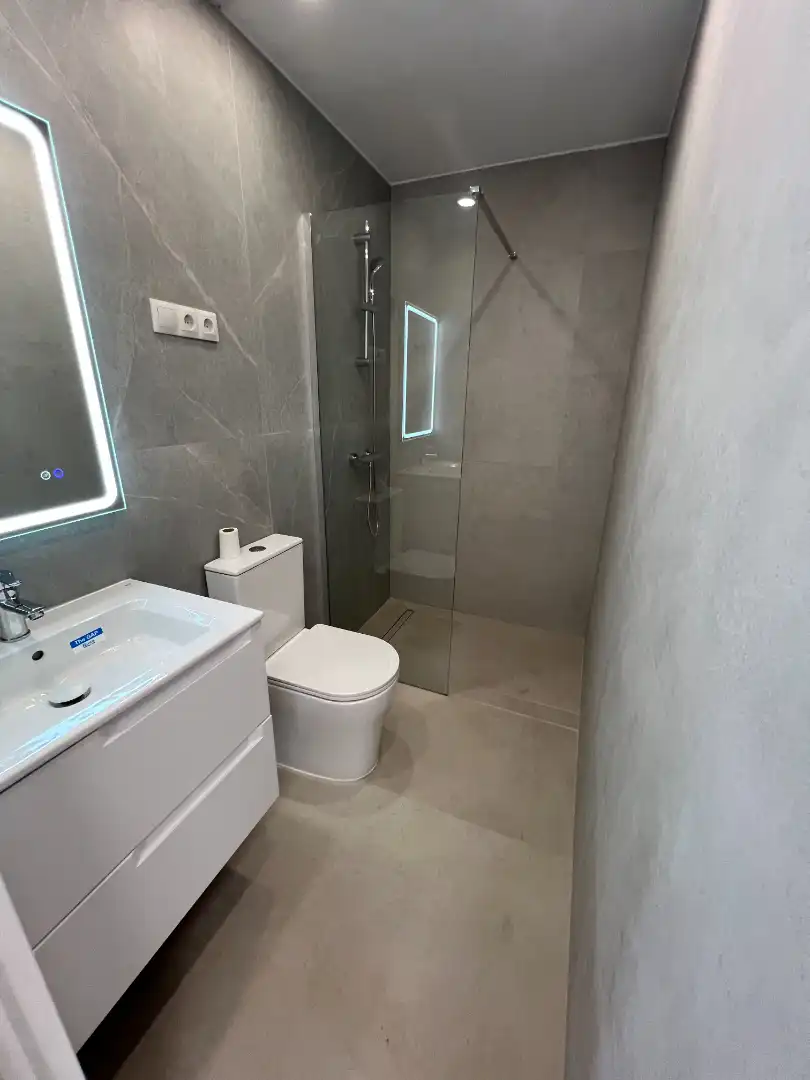 Baño de Piso en venta en Madrid con Calefacción, Terraza y Horno