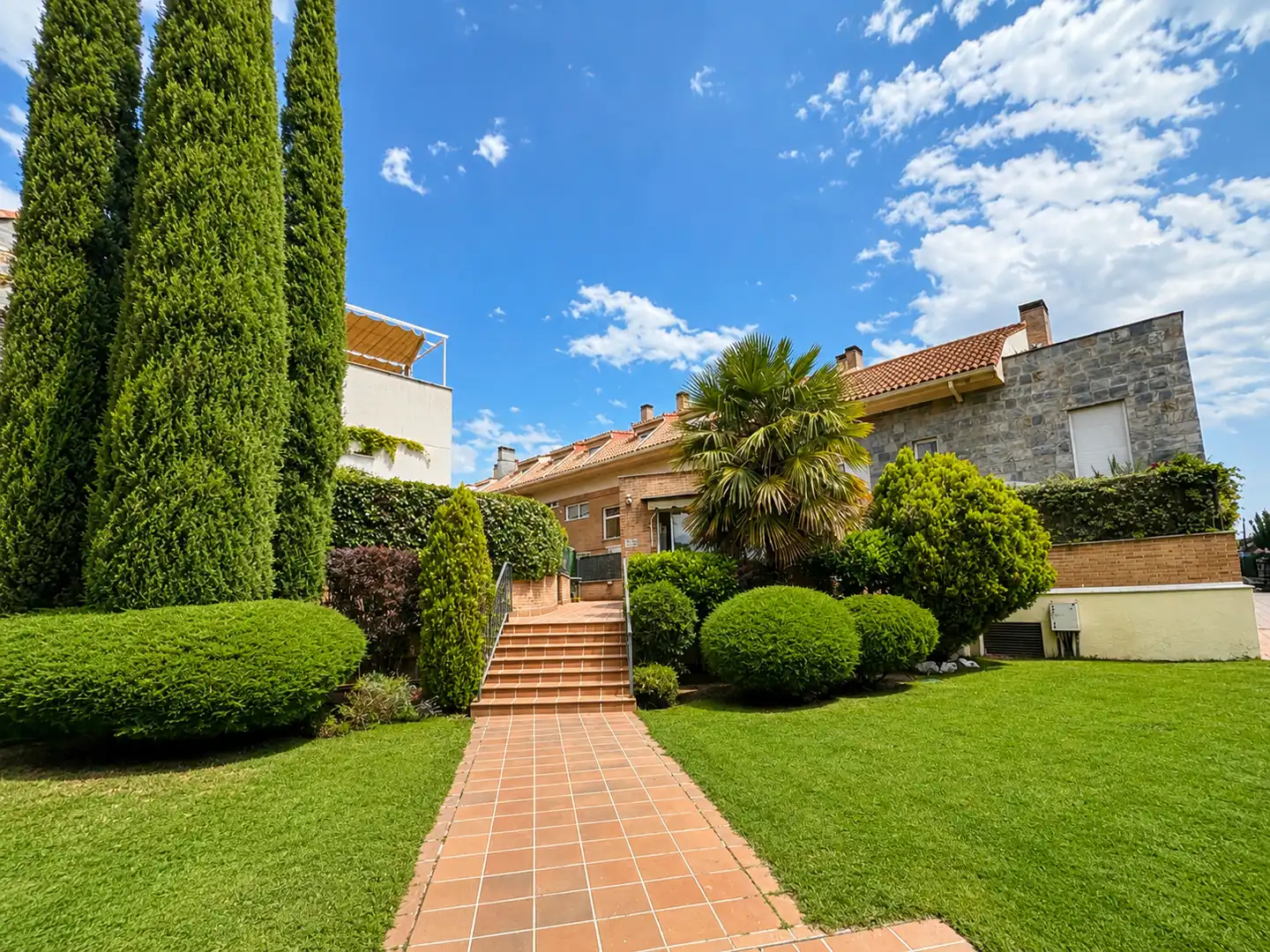 Vista exterior de Dúplex en venta en Torrelodones con Piscina comunitaria