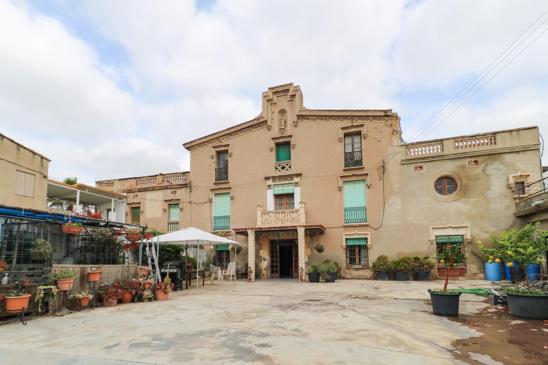 Vista exterior de Finca rústica en venda en Sant Boi de Llobregat amb Jardí privat, Terrassa i Traster