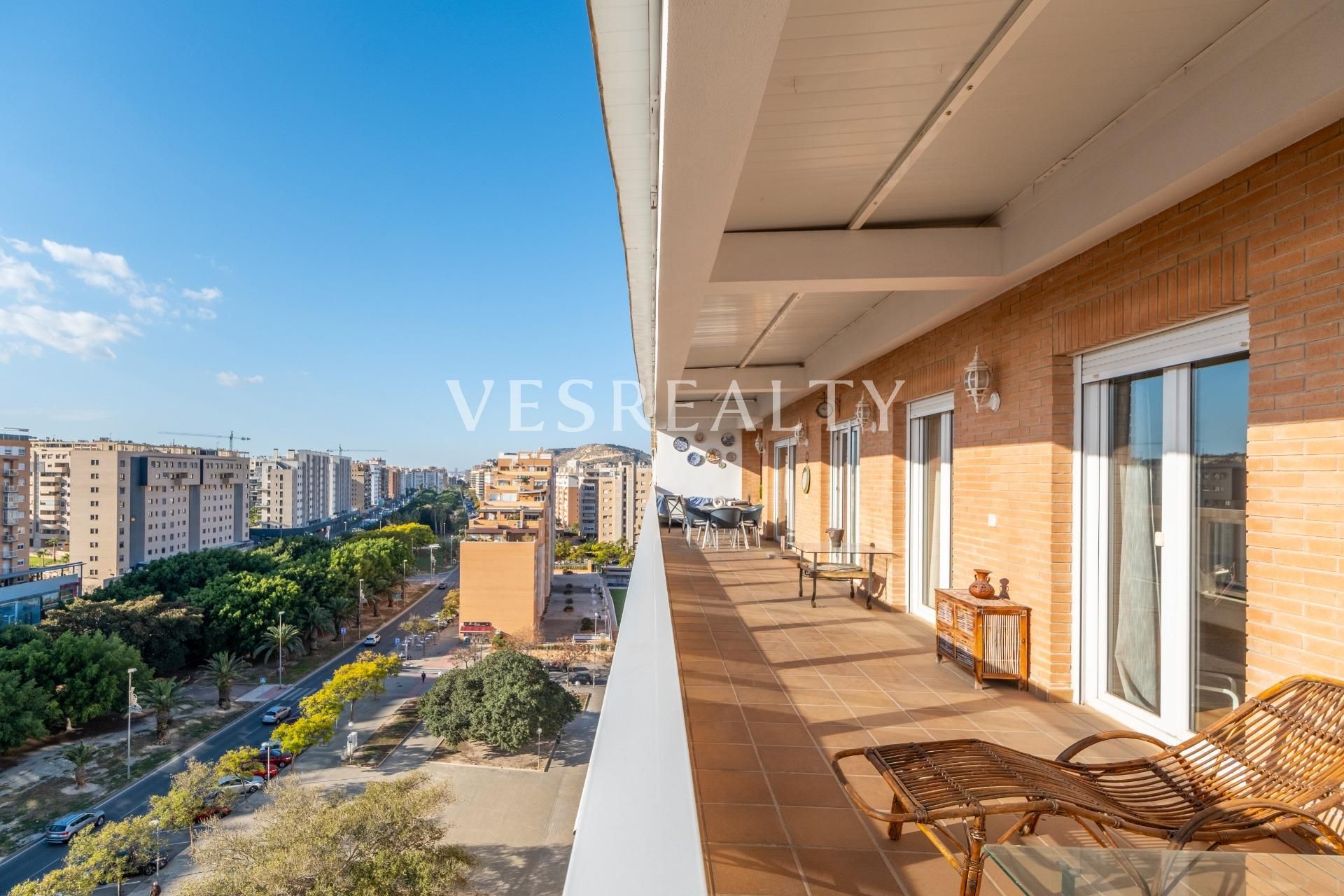 Vista exterior de Àtic en venda en Alicante / Alacant amb Aire condicionat, Calefacció i Jardí privat