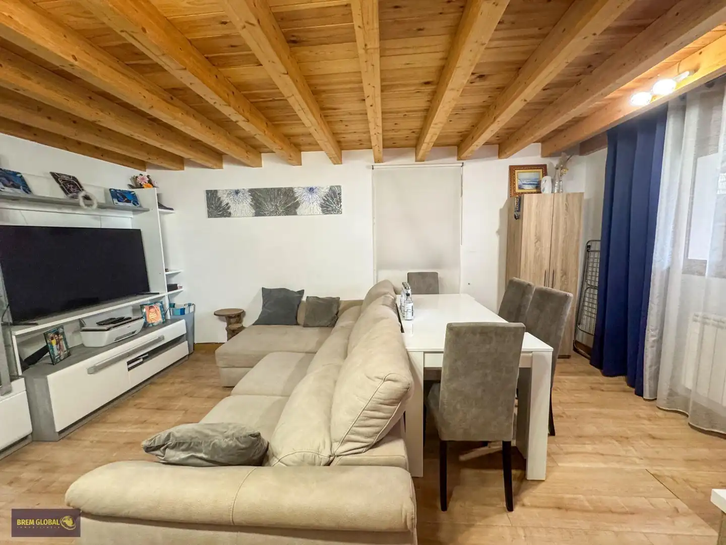 Sala d'estar de Casa o xalet en venda en La Cabrera amb Terrassa, Traster i Moblat