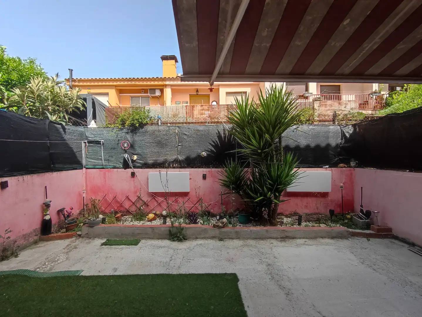 Vista exterior de Casa adosada en venda en Torrelles de Foix amb Jardí privat, Terrassa i Traster