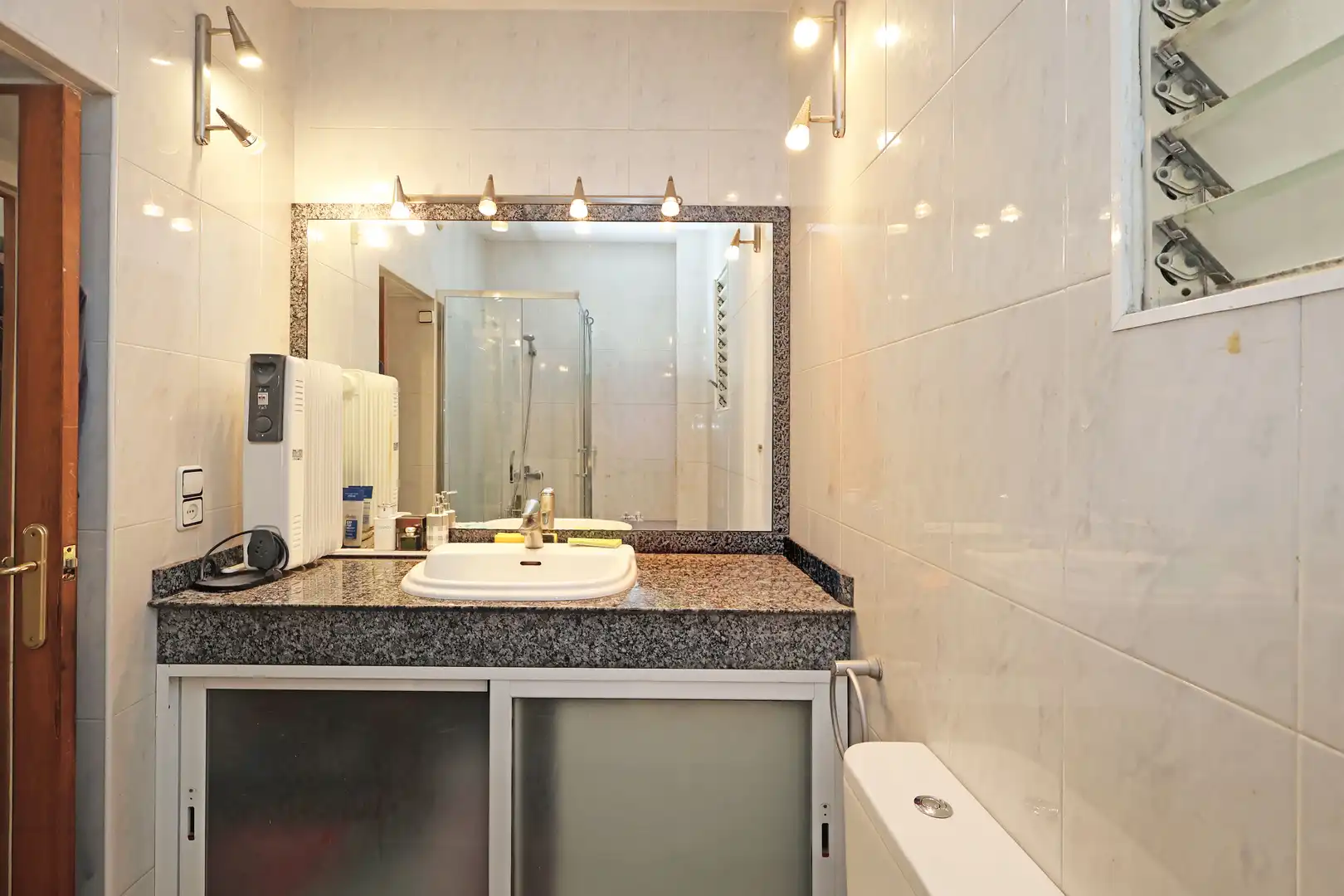 Baño de Piso en venta en Barcelona con Calefacción, Trastero y Balcón