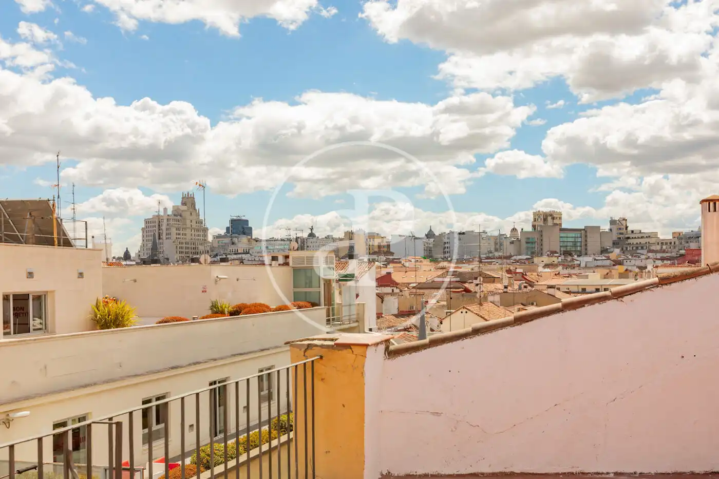 Vista exterior de Pis en venda en Madrid amb Calefacció i Terrassa