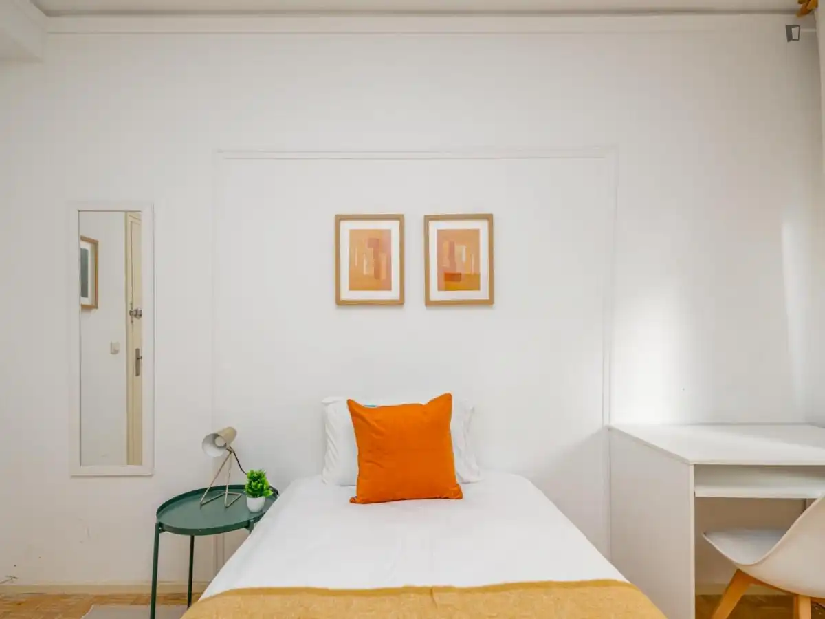 Habitación de Apartamento para compartir en Madrid con Aire acondicionado, Calefacción y Amueblado