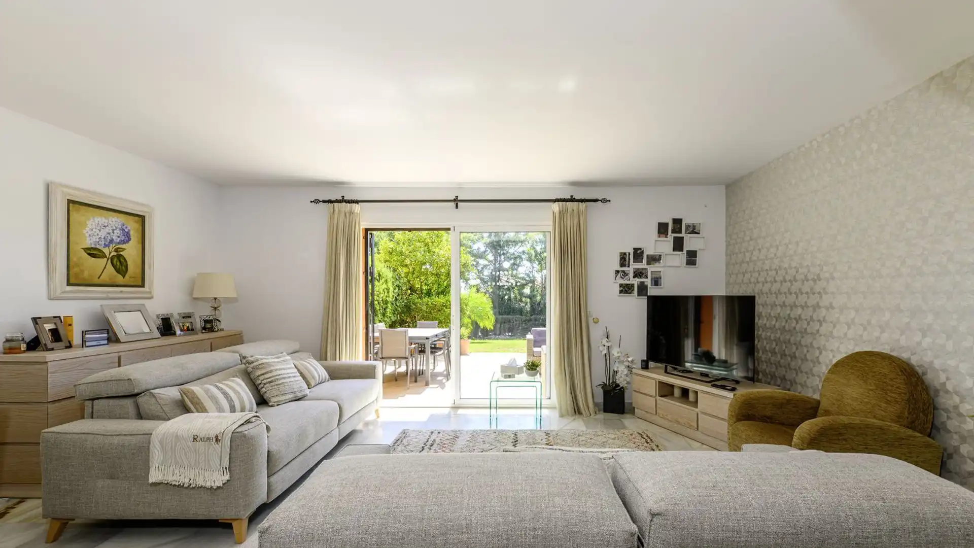 Sala de estar de Casa adosada en venta en Estepona con Jardín privado, Terraza y Amueblado