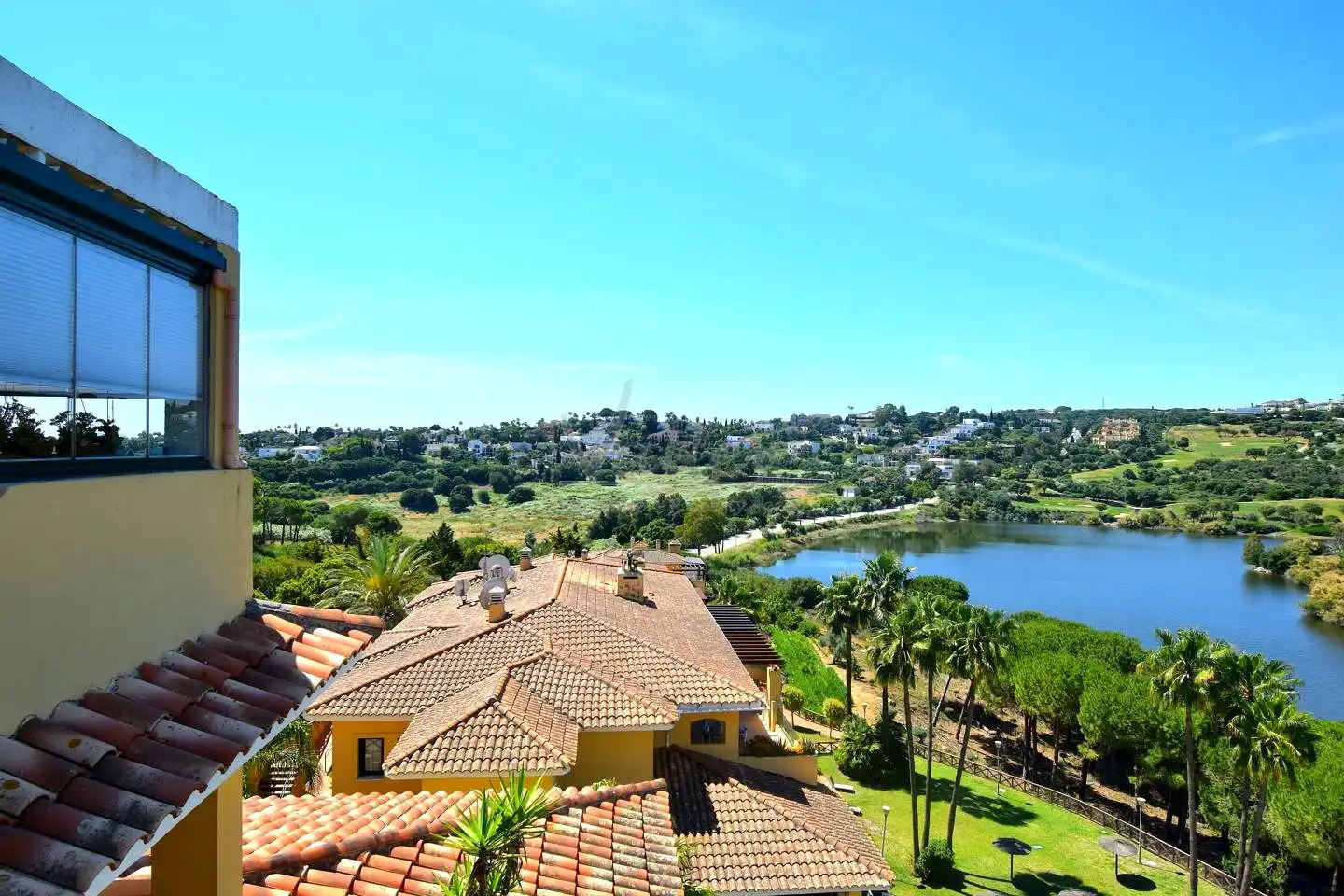 Vista exterior de Àtic en venda en Sotogrande amb Aire condicionat, Terrassa i Traster