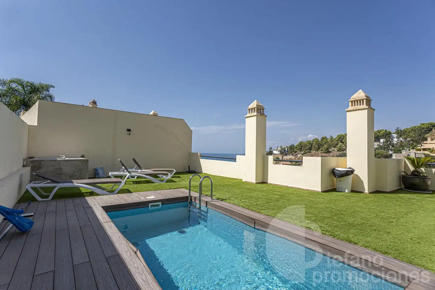 Vista exterior de Casa adosada en venda en Málaga amb Aire condicionat, Jardí privat i Terrassa