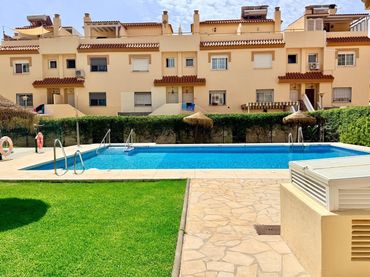 Maison mitoyenne avec balcon à vendre à Urbanizacion HACIENDA CONDEMAR