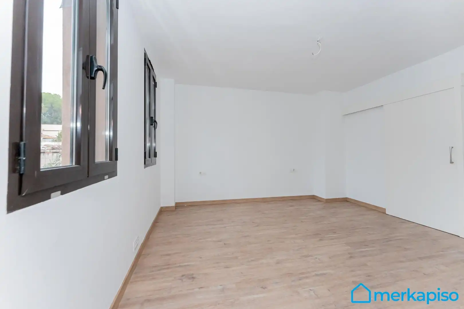 Habitación de Casa adosada en venta en Sant Boi de Llobregat con Jardín privado, Parquet y Terraza