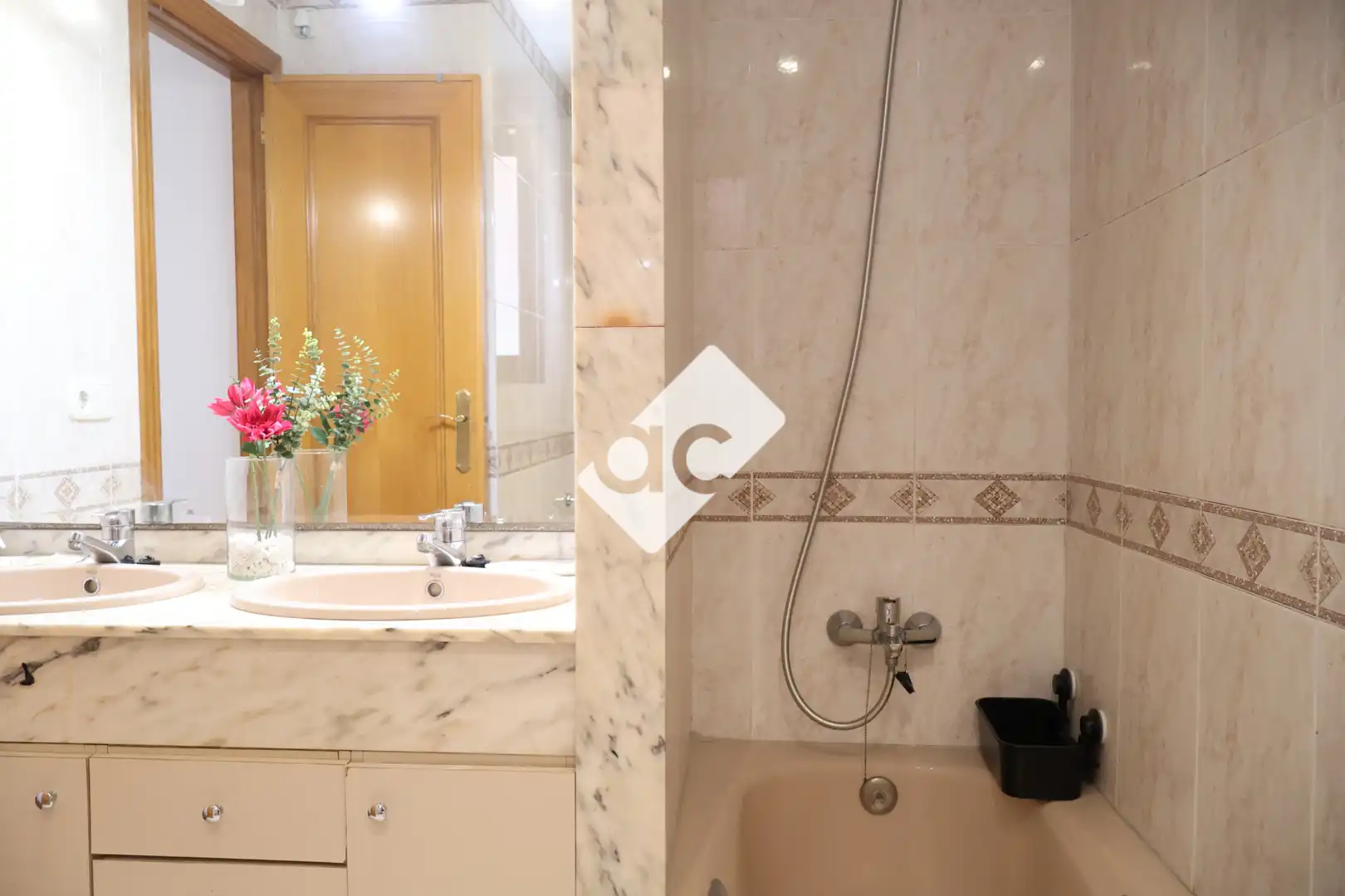 Baño de Apartamento de alquiler en Valencia con Aire acondicionado, Calefacción y Amueblado