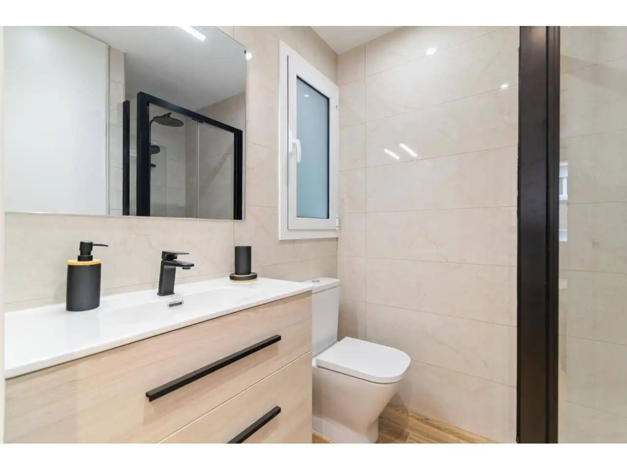 Bathroom of Flat for sale in Barcelona  with Air Conditioner, Heating and Balcony