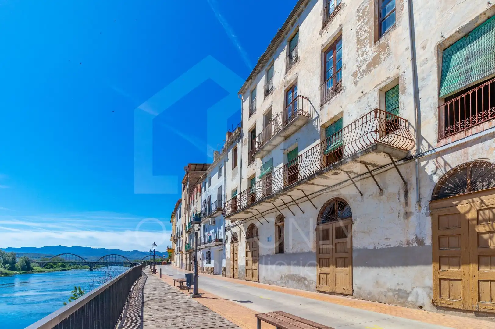 Vista exterior de Edifici en venda en Móra d'Ebre