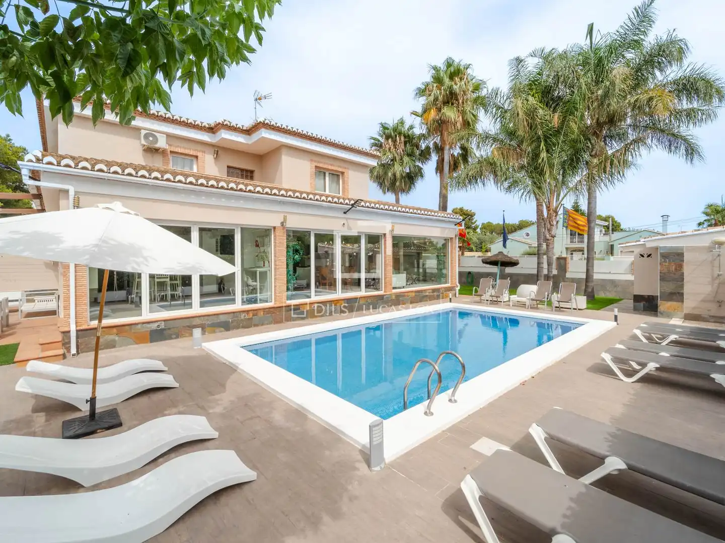 Vista exterior de Casa o xalet de lloguer en Bétera amb Aire condicionat, Jardí privat i Moblat