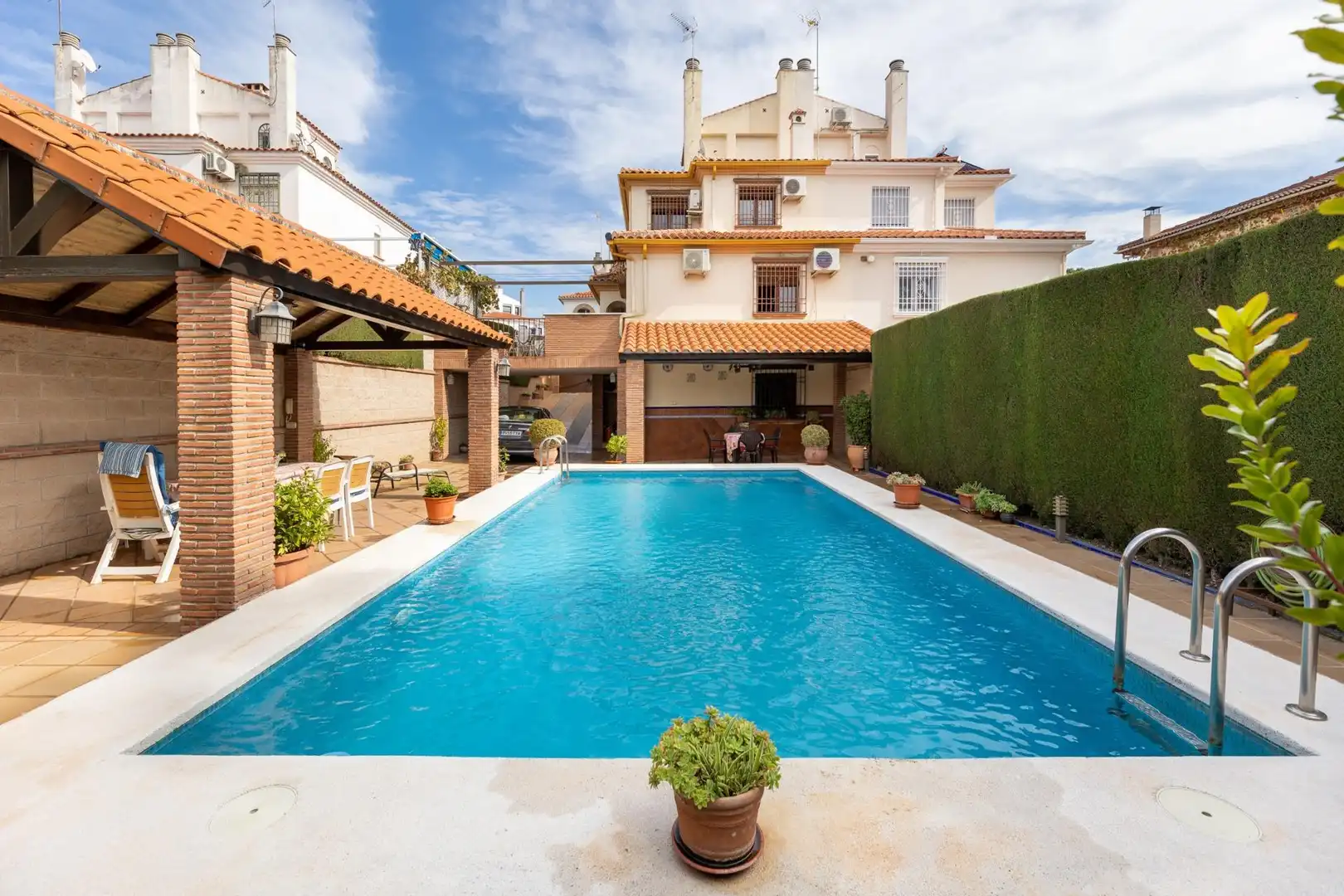 Piscina de Casa adosada en venda en Peligros amb Aire condicionat, Jardí privat i Terrassa