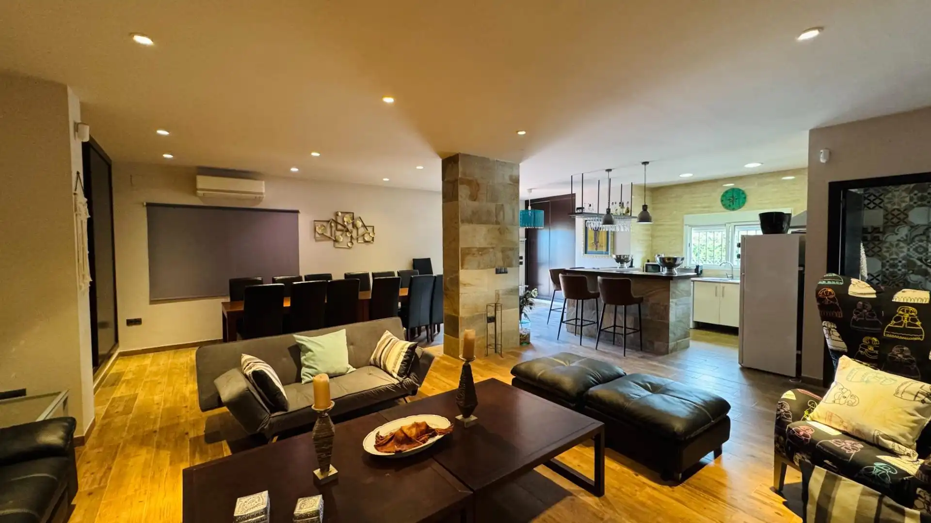 Sala d'estar de Casa o xalet en venda en Alcalá de Guadaira amb Aire condicionat, Jardí privat i Terrassa