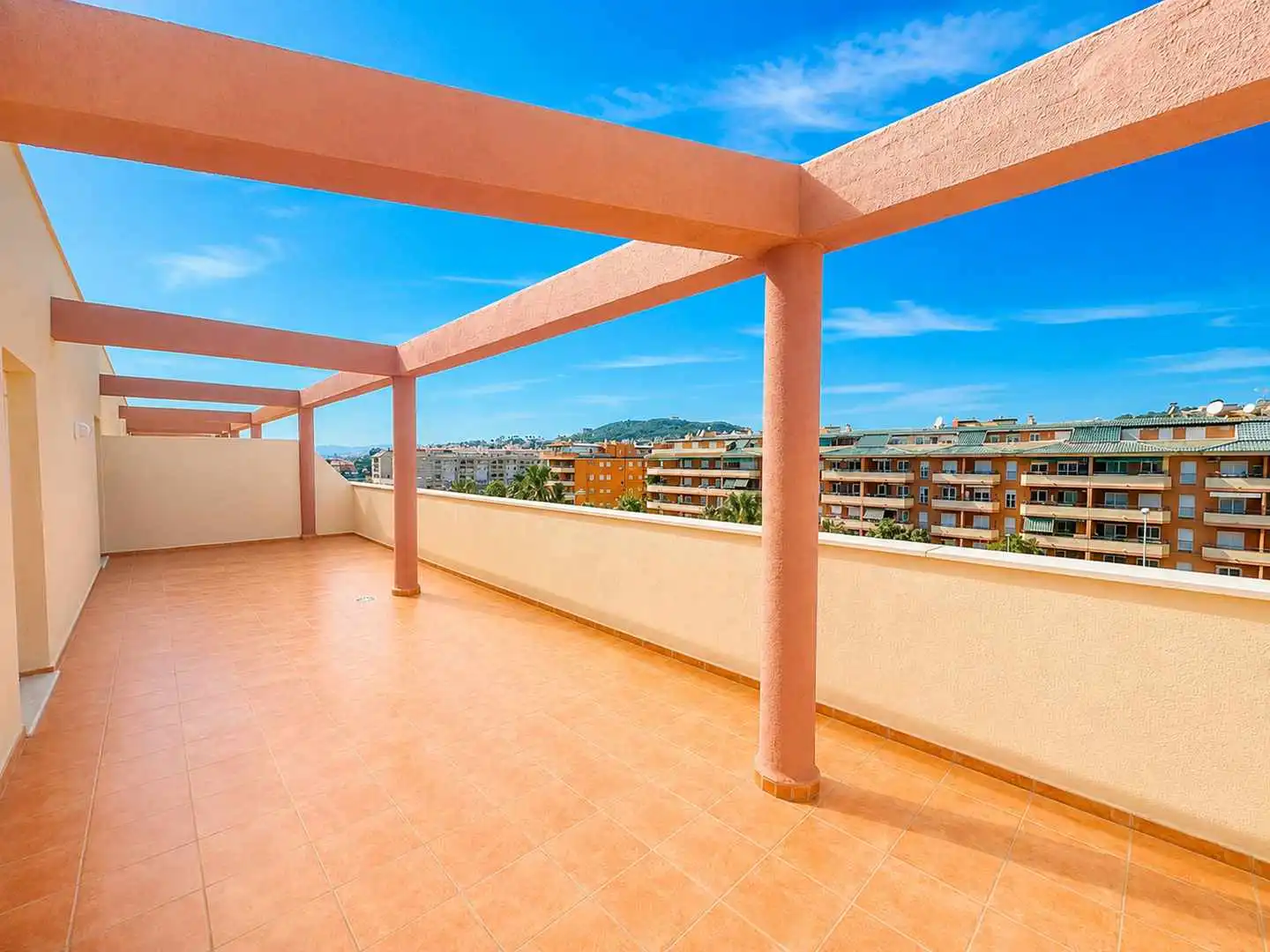 Terrasse von Dachboden zur Miete in Manilva mit Klimaanlage, Terrasse und Möbliert