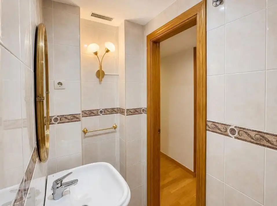 Baño de Piso de alquiler en Madrid con Aire acondicionado y Calefacción